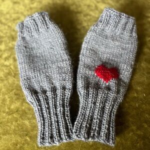 Asymmetrical Purply Grey Knit fingerless gloves with Red Heart